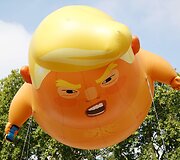 Londone į orą pakilo didžiulis &bdquo;Kūdikį Trumpą&ldquo; vaizduojantis balionas