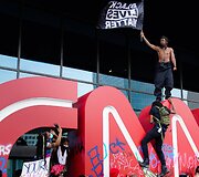 Protestuotojai Atlantoje puolė CNN būstinę