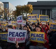 Pietų Korėjoje tūkstančiai žmonių i&scaron;ėjo protestuoti prie&scaron; D.Trumpo vizitą