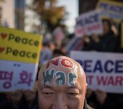 Pietų Korėjoje tūkstančiai žmonių i&scaron;ėjo protestuoti prie&scaron; D.Trumpo vizitą