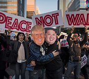 Pietų Korėjoje tūkstančiai žmonių i&scaron;ėjo protestuoti prie&scaron; D.Trumpo vizitą