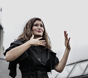 Anželika Teresė verčia į gestų kalbą