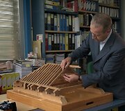 2018 metų Rafaelio Manzano premijos laureatas ispanų architektas Chuanas de Dios de la Hozas specializuojasi naujojoje architektūroje, naudojant tradicines technologijas