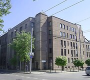 Daugiabutis namas Vasario 16-osios ir K. Donelaičio g. sankryžoje Kaune, architektas V. Kulie&scaron;ius, 1989 m.