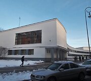 Salomėjos Nėries vidurinė mokykla Vilniaus ir Domininkonų g. sankryžoje Vilniuje, architektai N. Ginzbergas ir L. Kazarinskis, 1952 ir 1964 m.
