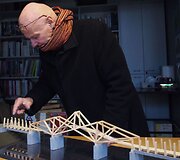 Pėsčiųjų tiltas į Kėdainių senamiesčio &scaron;irdį &ndash; autorinė istorinės temos interpretacija. Architektai: J.R.Palys ir I.Palytė-Veilandienė