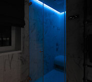 Namai su žalia sofa