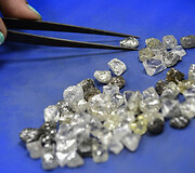 &bdquo;Alrosa&ldquo; specialistas rū&scaron;iuoja Mirne i&scaron;kastus deimantus