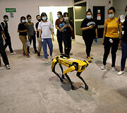 Laikinojoje Singapūro ligoninėje specialiai COVID-19 pacientams robotas &bdquo;Spot&ldquo; atliko vaistų i&scaron;ne&scaron;iotojo vaidmenį