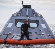 JAV Karinio jūrų laivyno narai pratybose mokosi i&scaron; vandens i&scaron;traukti kosminės kapsulės &bdquo;Orion&ldquo; muliažą. &Scaron;ia kapsule ketinama atlikti pilotuojamą skrydį aplink Mėnulį ir iki asteroido.