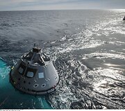 JAV Karinio jūrų laivyno narai pratybose mokosi i&scaron; vandens i&scaron;traukti kosminės kapsulės &bdquo;Orion&ldquo; muliažą. &Scaron;ia kapsule ketinama atlikti pilotuojamą skrydį aplink Mėnulį ir iki asteroido.