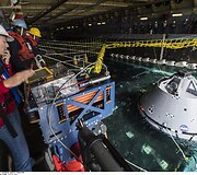 JAV Karinio jūrų laivyno narai pratybose mokosi i&scaron; vandens i&scaron;traukti kosminės kapsulės &bdquo;Orion&ldquo; muliažą. &Scaron;ia kapsule ketinama atlikti pilotuojamą skrydį aplink Mėnulį ir iki asteroido.