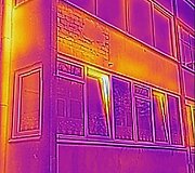 Termovizorius. Pro atvertą langą laukan plūsta &scaron;iluma