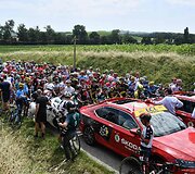 &bdquo;Tour de France&ldquo; dviratininkams kelią užtvėrė protestuotojai, dalis sportininkų nukentėjo nuo a&scaron;arinių dujų.