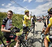 &bdquo;Tour de France&ldquo; dviratininkams kelią užtvėrė protestuotojai, dalis sportininkų nukentėjo nuo a&scaron;arinių dujų.