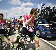 &bdquo;Tour de France&ldquo; dviratininkams kelią užtvėrė protestuotojai, dalis sportininkų nukentėjo nuo a&scaron;arinių dujų.