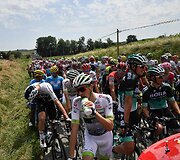 &bdquo;Tour de France&ldquo; dviratininkams kelią užtvėrė protestuotojai, dalis sportininkų nukentėjo nuo a&scaron;arinių dujų.