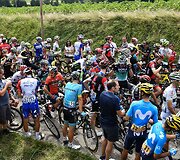 &bdquo;Tour de France&ldquo; dviratininkams kelią užtvėrė protestuotojai, dalis sportininkų nukentėjo nuo a&scaron;arinių dujų.