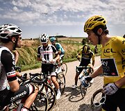 &bdquo;Tour de France&ldquo; dviratininkams kelią užtvėrė protestuotojai, dalis sportininkų nukentėjo nuo a&scaron;arinių dujų.