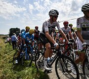 &bdquo;Tour de France&ldquo; dviratininkams kelią užtvėrė protestuotojai, dalis sportininkų nukentėjo nuo a&scaron;arinių dujų.