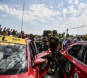 &bdquo;Tour de France&ldquo; dviratininkams kelią užtvėrė protestuotojai, dalis sportininkų nukentėjo nuo a&scaron;arinių dujų.