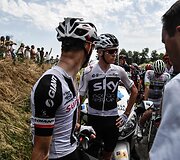 &bdquo;Tour de France&ldquo; dviratininkams kelią užtvėrė protestuotojai, dalis sportininkų nukentėjo nuo a&scaron;arinių dujų.