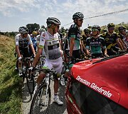 &bdquo;Tour de France&ldquo; dviratininkams kelią užtvėrė protestuotojai, dalis sportininkų nukentėjo nuo a&scaron;arinių dujų.