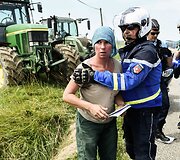 &bdquo;Tour de France&ldquo; dviratininkams kelią užtvėrė protestuotojai, dalis sportininkų nukentėjo nuo a&scaron;arinių dujų.
