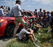 &bdquo;Tour de France&ldquo; dviratininkams kelią užtvėrė protestuotojai, dalis sportininkų nukentėjo nuo a&scaron;arinių dujų.