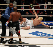 Floydas Mayweatheris parblo&scaron;kė T.Nasukawą.