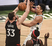 &bdquo;Milwaukee Bucks&ldquo; krep&scaron;ininkai antrą kartą palaužė &bdquo;Raptors&ldquo;.