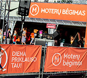 Vilniaus gatves užtvindė bėgančios moterys 
