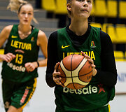 Lietuvos  moterų rinktinė ir Lietuvos jaunimo vaikinų (U16) rungtynių akimirka. Justė Jocytė