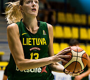 Lietuvos  moterų rinktinė ir Lietuvos jaunimo vaikinų (U16) rungtynių akimirka. Gintarė Petronytė