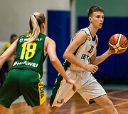 Lietuvos  moterų rinktinė ir Lietuvos jaunimo vaikinų (U16) rungtynių akimirka.