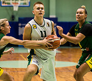 Lietuvos  moterų rinktinė ir Lietuvos jaunimo vaikinų (U16) rungtynių akimirka. Rokas Jocys, Kamilė Nacickaitė (de&scaron;inėje)