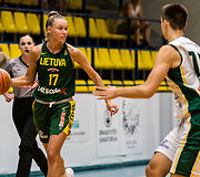 Lietuvos  moterų rinktinė ir Lietuvos jaunimo vaikinų (U16) rungtynių akimirka.