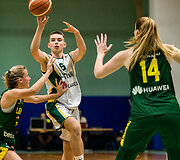 Lietuvos  moterų rinktinė ir Lietuvos jaunimo vaikinų (U16) rungtynių akimirka.