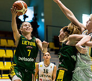 Lietuvos  moterų rinktinė ir Lietuvos jaunimo vaikinų (U16) rungtynių akimirka.