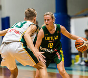 Lietuvos  moterų rinktinė ir Lietuvos jaunimo vaikinų (U16) rungtynių akimirka.