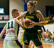 Lietuvos  moterų rinktinė ir Lietuvos jaunimo vaikinų (U16) rungtynių akimirka. Giedrė Labuckienė