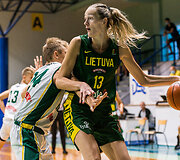 Lietuvos  moterų rinktinė ir Lietuvos jaunimo vaikinų (U16) rungtynių akimirka. Gintarė Petronytė