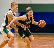 Lietuvos  moterų rinktinė ir Lietuvos jaunimo vaikinų (U16) rungtynių akimirka.