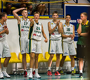 Lietuvos  moterų rinktinė ir Lietuvos jaunimo vaikinų (U16) rungtynių akimirka.