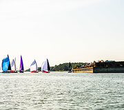 54-oji &bdquo;Kur&scaron;ių marių regata&ldquo; startavo su silpno vėjo i&scaron;&scaron;ūkiais ir komplikuotomis buriavimo sąlygomis.