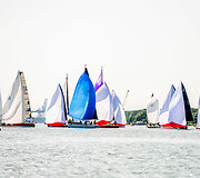 54-oji &bdquo;Kur&scaron;ių marių regata&ldquo; startavo su silpno vėjo i&scaron;&scaron;ūkiais ir komplikuotomis buriavimo sąlygomis.
