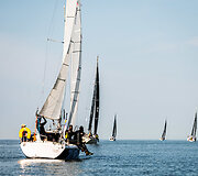 54-oji &bdquo;Kur&scaron;ių marių regata&ldquo; startavo su silpno vėjo i&scaron;&scaron;ūkiais ir komplikuotomis buriavimo sąlygomis.