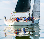 54-oji &bdquo;Kur&scaron;ių marių regata&ldquo; startavo su silpno vėjo i&scaron;&scaron;ūkiais ir komplikuotomis buriavimo sąlygomis.