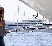 Michaelas Jordanas su žmona ir palyda prabangia jachta plaukia Viduržemio jūra.