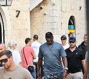 Michaelas Jordanas su žmona ir palyda prabangia jachta plaukia Viduržemio jūra.